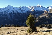 24 Per tracce e a vista saliamo i ripidi pascoli verso l'Arete 